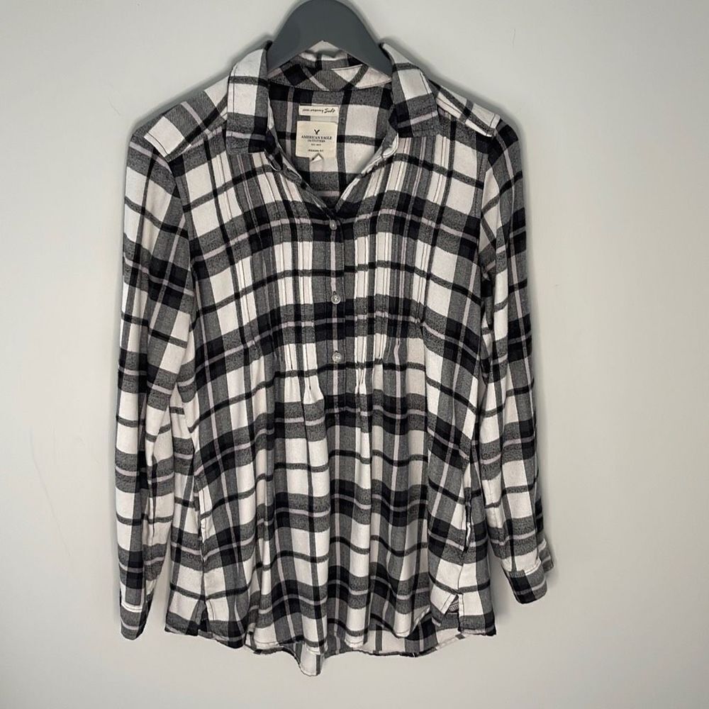 American Eagle Plaid Shirt. Size Small. Black/lavender.